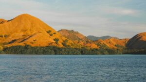 how to get around labuan bajo