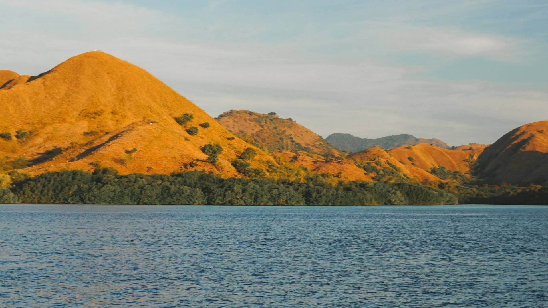 how to get around labuan bajo